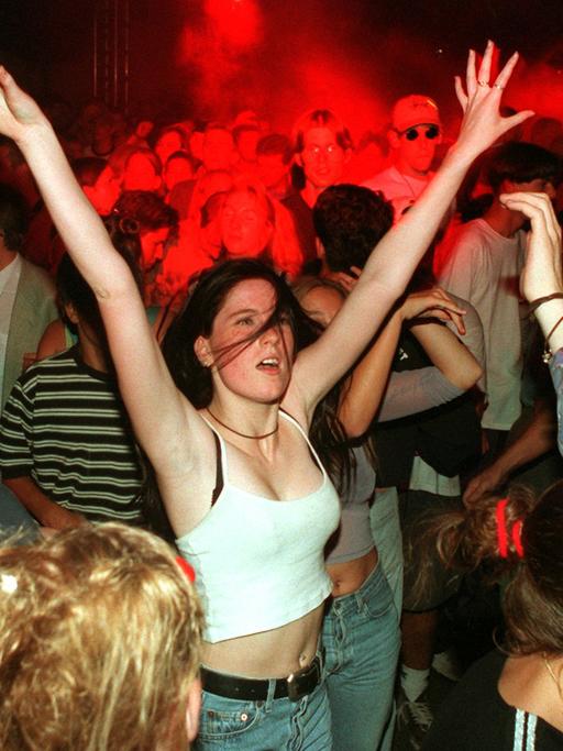 August 1995: Tanzende Techno-Fans im Theater-Tunnel in der Frankfurter Innenstadt