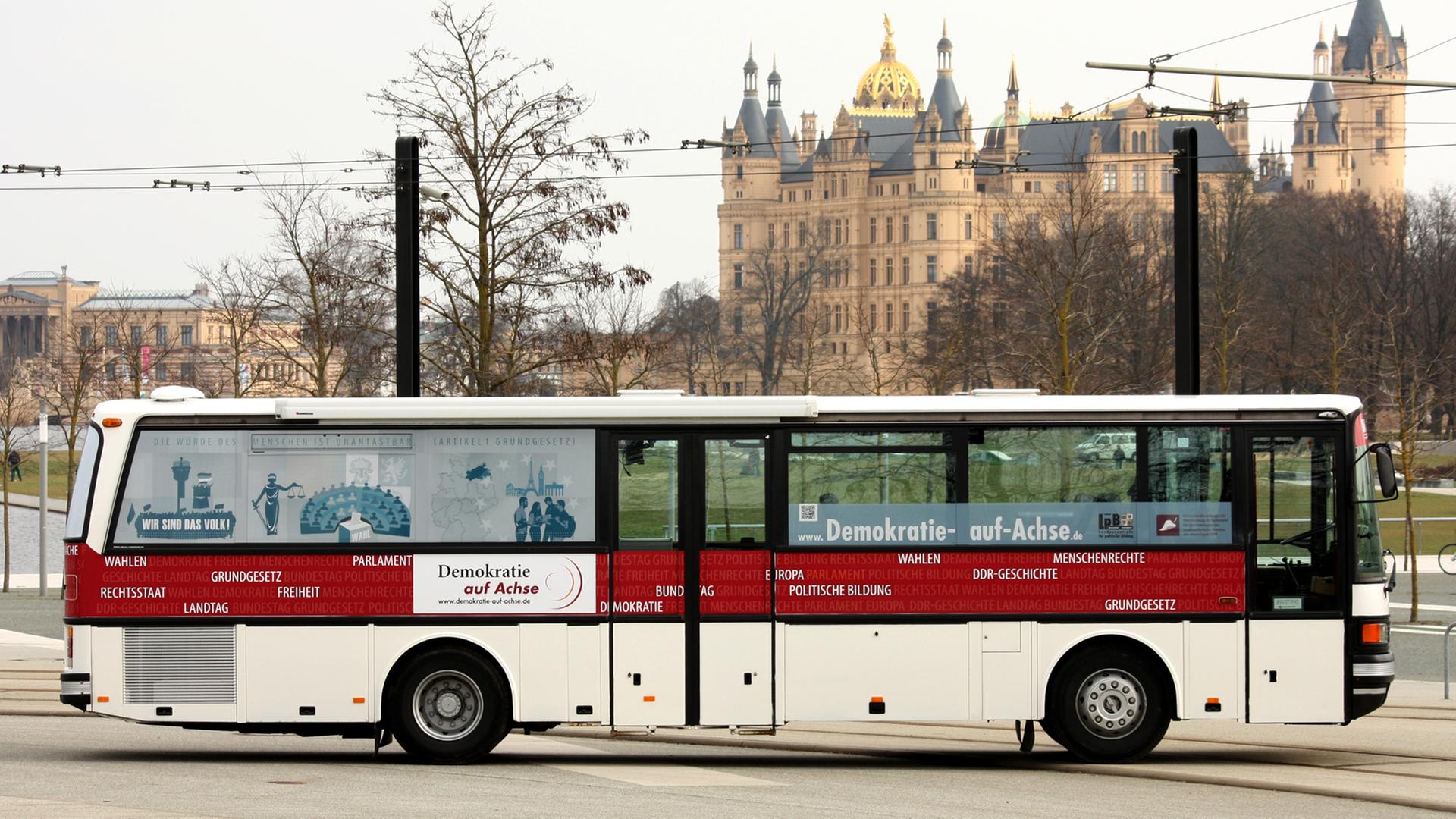 Der Demokratiebus vor dem Landtag in Schwerin Der Demokratiebus vor dem Landtag in Schwerin