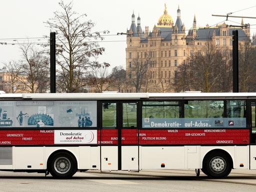 Der Demokratiebus vor dem Landtag in Schwerin