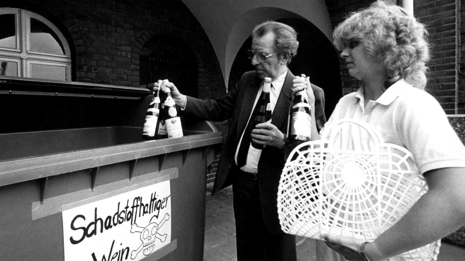 Zwei Krefelder Bürger bringen am 31. Juli 1985 Flaschen mit gepanschtem Wein zu einem eigens dafür aufgestellten Container. Zwei Krefelder Bürger bringen am 31. Juli 1985 Flaschen mit gepanschtem Wein zu einem eigens dafür aufgestellten Container.
