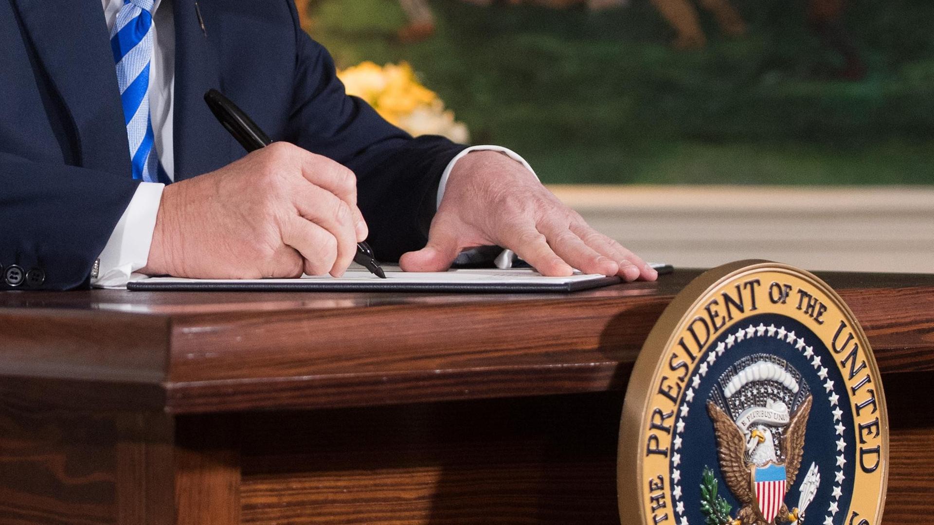 US-Präsident Donald Trump unterschreibt ein Dokument, nach dem er den Ausstieg der USA aus dem Atomabkommen bekannt gegeben hat. US-Präsident Donald Trump unterschreibt ein Dokument, nach dem er den Ausstieg der USA aus dem Atomabkommen bekannt gegeben hat.