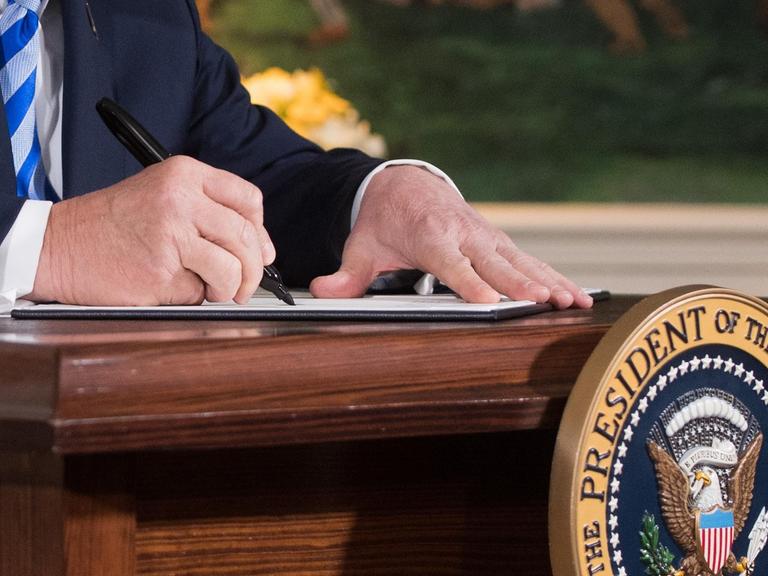 US-Präsident Donald Trump unterschreibt ein Dokument, nach dem er den Ausstieg der USA aus dem Atomabkommen bekannt gegeben hat.