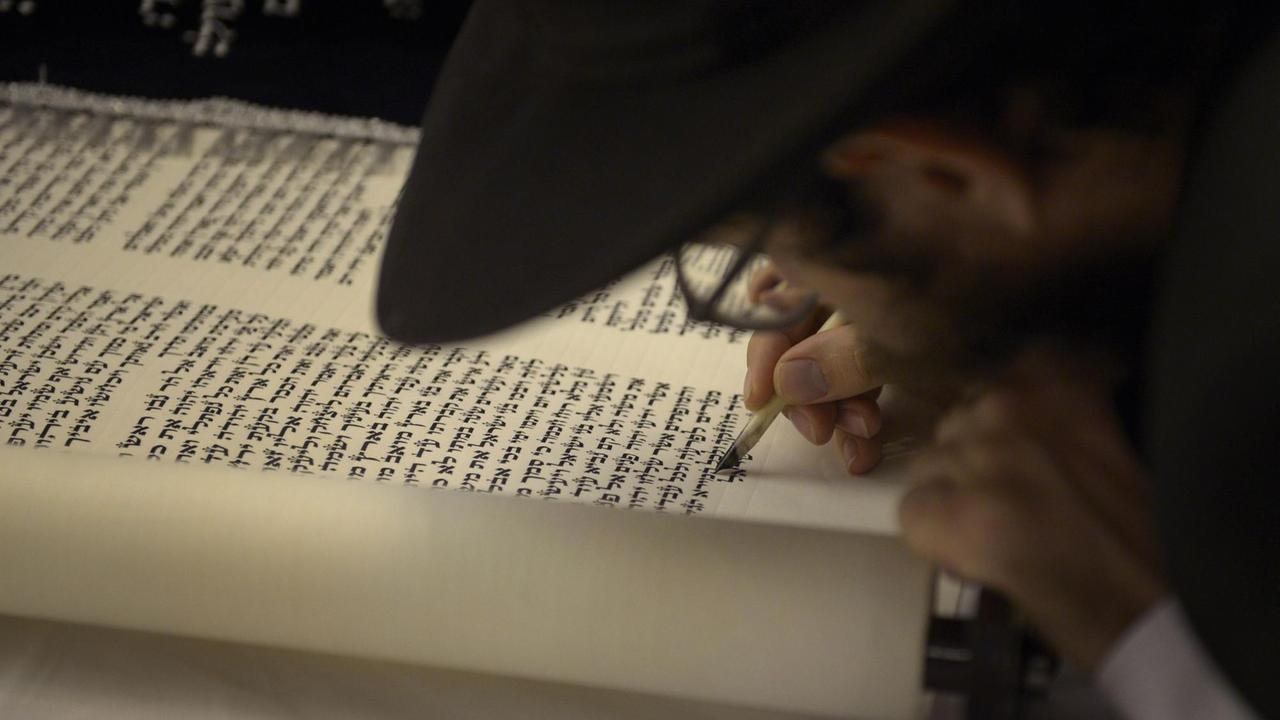 Rabbi Mendy Goldshmid aus Koh Samui, Thailand bei den Abschlussarbeiten an einer neuen Ausgabe der Tora oder Jüdischen Gesetzgebung in der Maghain-Aboth-Synagoge in der Waterloo Street am 30. September 2015.