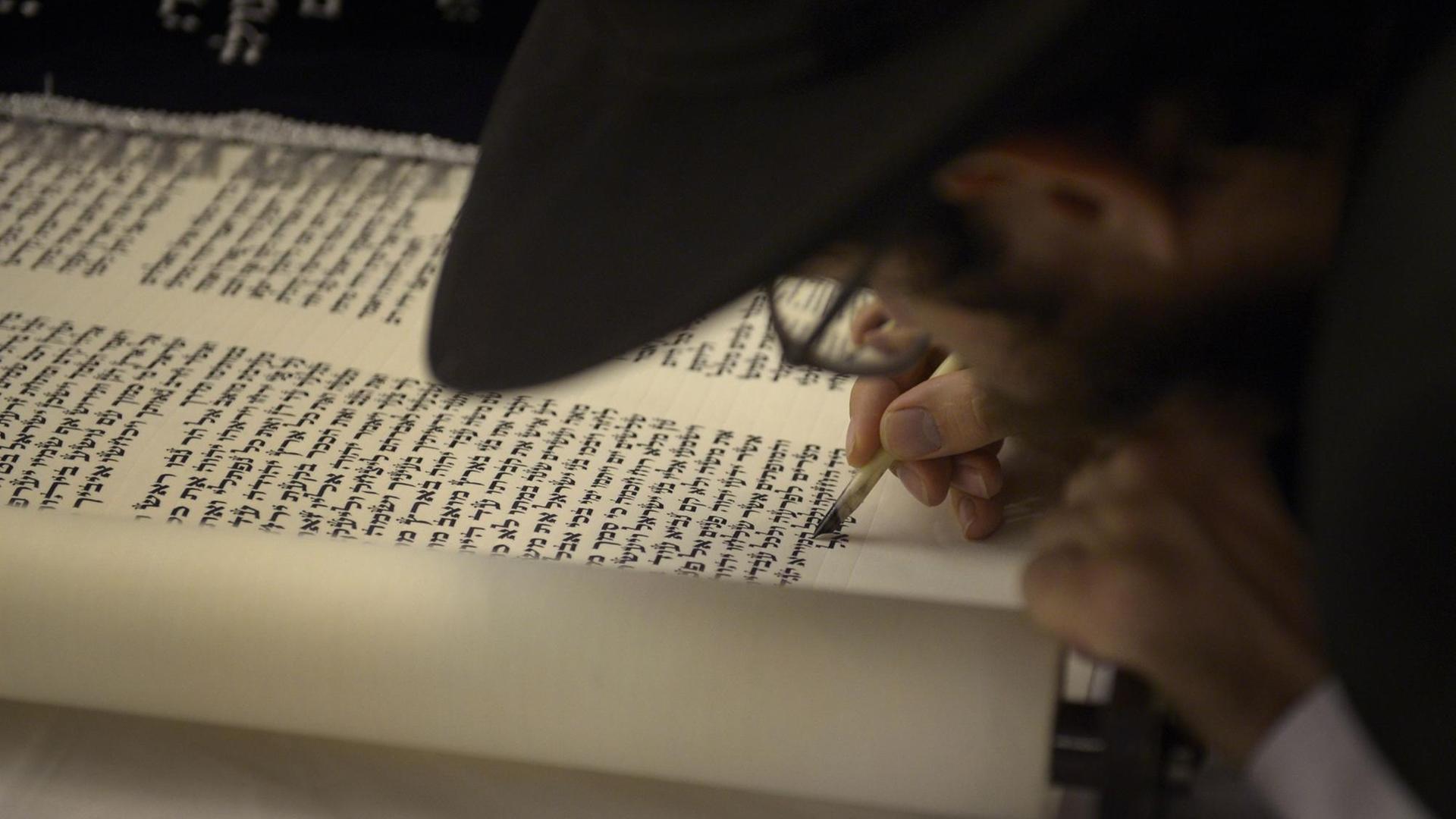Rabbi Mendy Goldshmid aus Koh Samui, Thailand bei den Abschlussarbeiten an einer neuen Ausgabe der Thora oder Jüdischen Gesetzgebung in der Maghain-Aboth-Synagoge in der Waterloo Street am 30. September 2015. Rabbi Mendy Goldshmid aus Koh Samui, Thailand bei den Abschlussarbeiten an einer neuen Ausgabe der Thora oder Jüdischen Gesetzgebung in der Maghain-Aboth-Synagoge in der Waterloo Street am 30. September 2015.