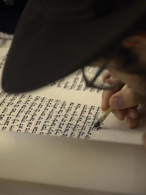 Rabbi Mendy Goldshmid aus Koh Samui, Thailand bei den Abschlussarbeiten an einer neuen Ausgabe der Thora oder Jüdischen Gesetzgebung in der Maghain-Aboth-Synagoge in der Waterloo Street am 30. September 2015.