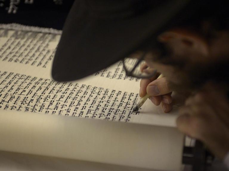 Rabbi Mendy Goldshmid aus Koh Samui, Thailand bei den Abschlussarbeiten an einer neuen Ausgabe der Thora oder Jüdischen Gesetzgebung in der Maghain-Aboth-Synagoge in der Waterloo Street am 30. September 2015.