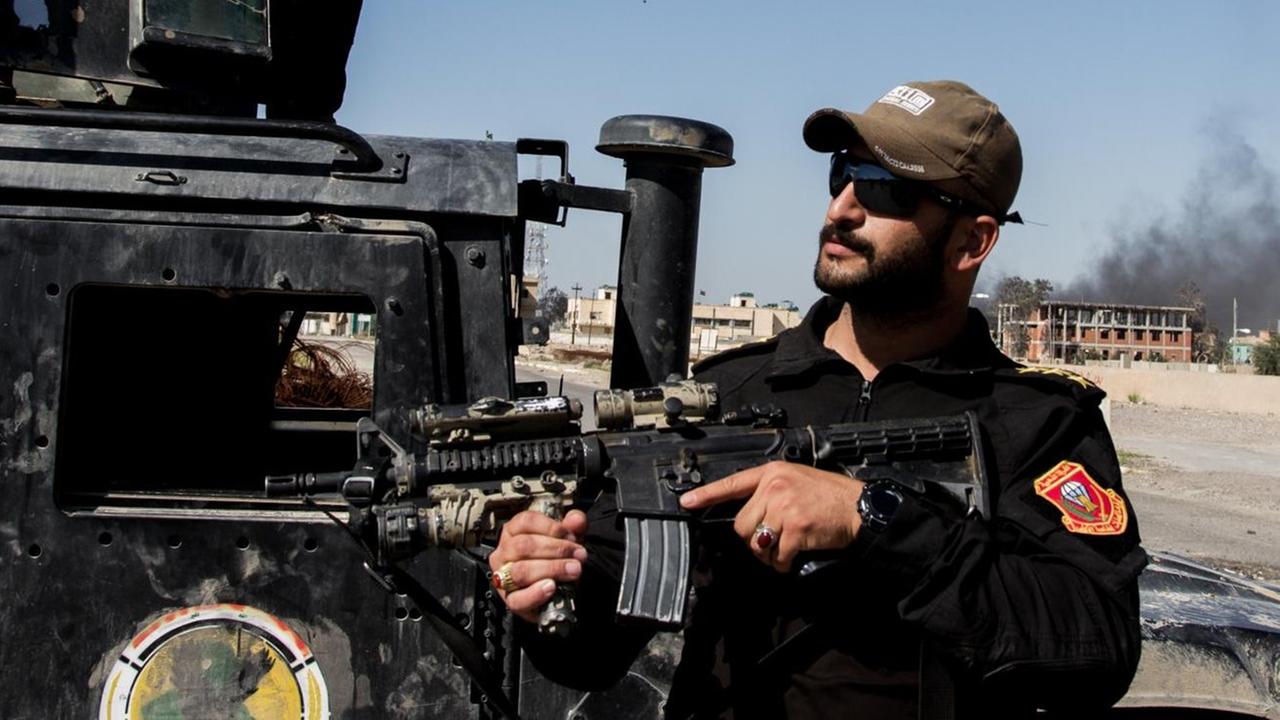 Schiitische Soldaten kontrollieren Straßen in Tikrit, wo sich noch einige IS-Kämpfer verschanzt haben.