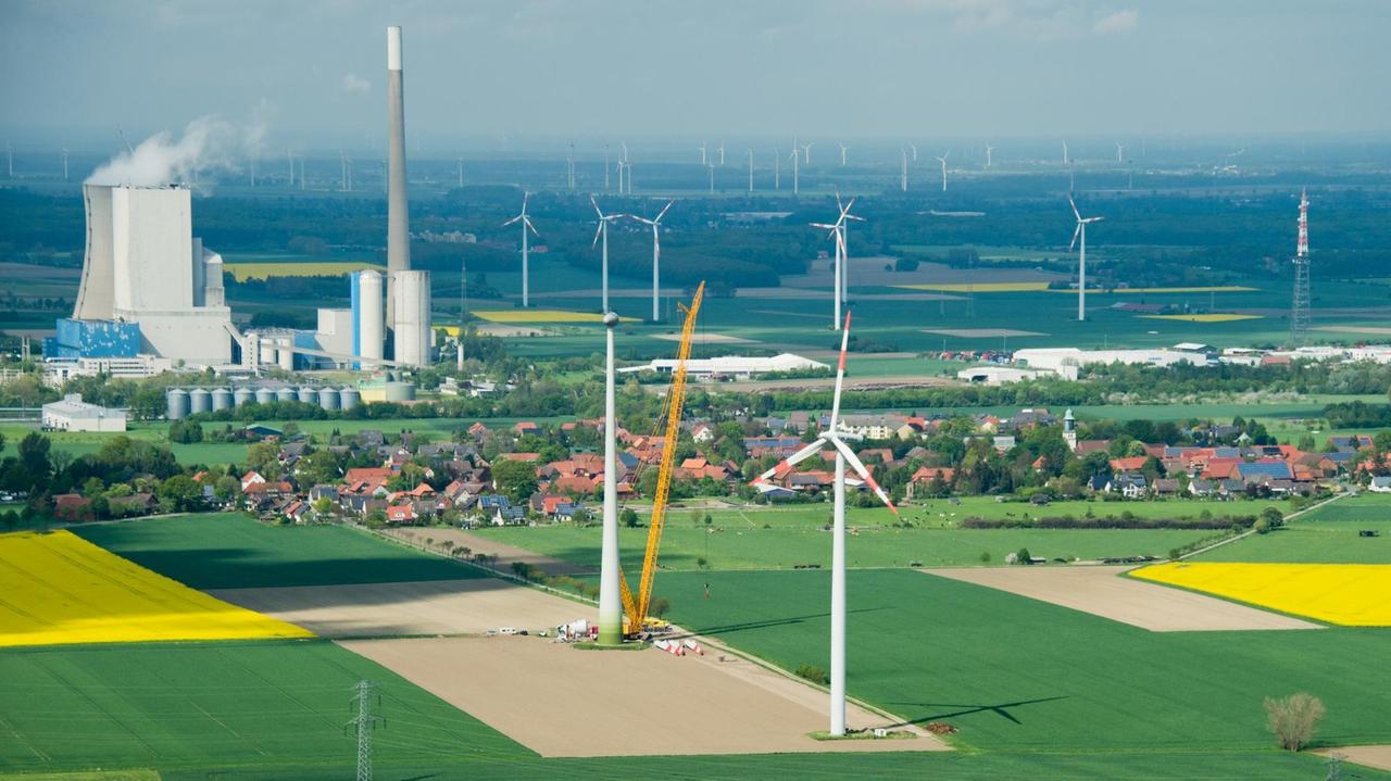 Windräder stehen am 07.05.2015 am Kohlekraftwerk Mehrum in Hohenhameln im Landkreis Peine (Niedersachsen) (Lufaufnahme). Windräder stehen am 07.05.2015 am Kohlekraftwerk Mehrum in Hohenhameln im Landkreis Peine (Niedersachsen) (Lufaufnahme).