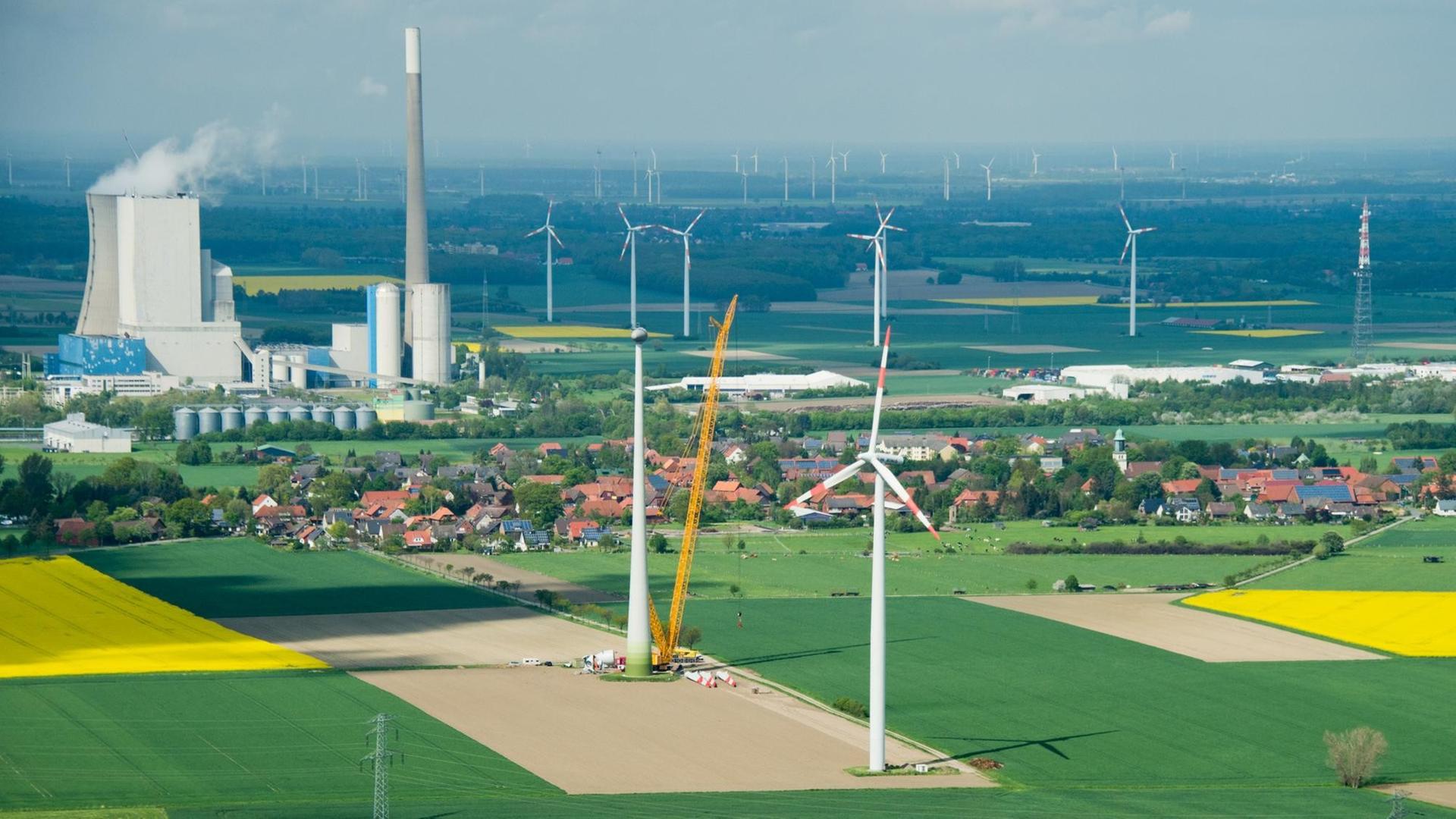 Windräder stehen am 07.05.2015 am Kohlekraftwerk Mehrum in Hohenhameln im Landkreis Peine (Niedersachsen) (Lufaufnahme). Windräder stehen am 07.05.2015 am Kohlekraftwerk Mehrum in Hohenhameln im Landkreis Peine (Niedersachsen) (Lufaufnahme).