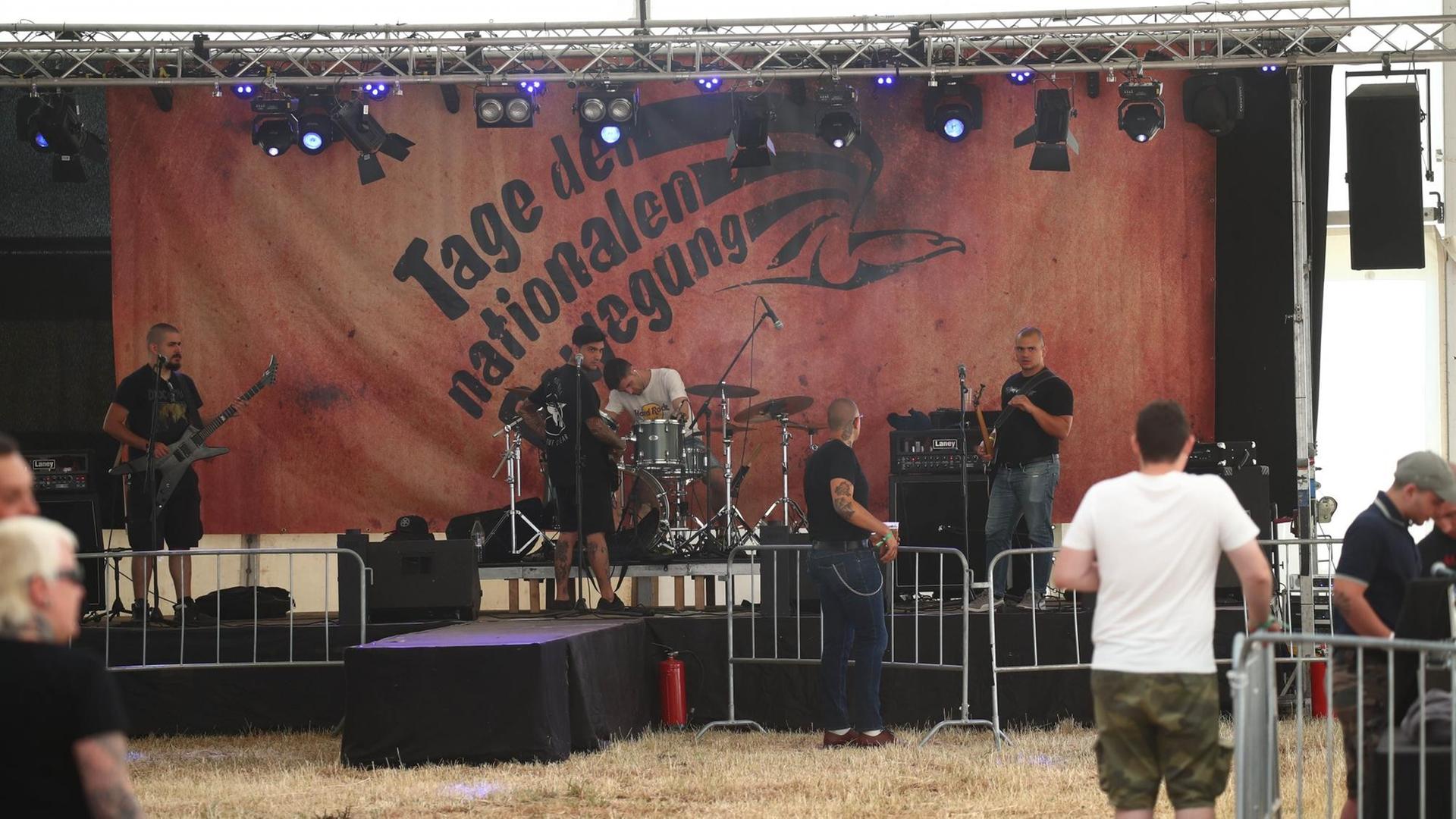 05.07.2019, Thüringen, Themar: Das Foto zeigt Besucher auf dem Veranstaltungsgelände beim Rechtsrock-Festival vor einer Bühne 05.07.2019, Thüringen, Themar: Das Foto zeigt Besucher auf dem Veranstaltungsgelände beim Rechtsrock-Festival vor einer Bühne