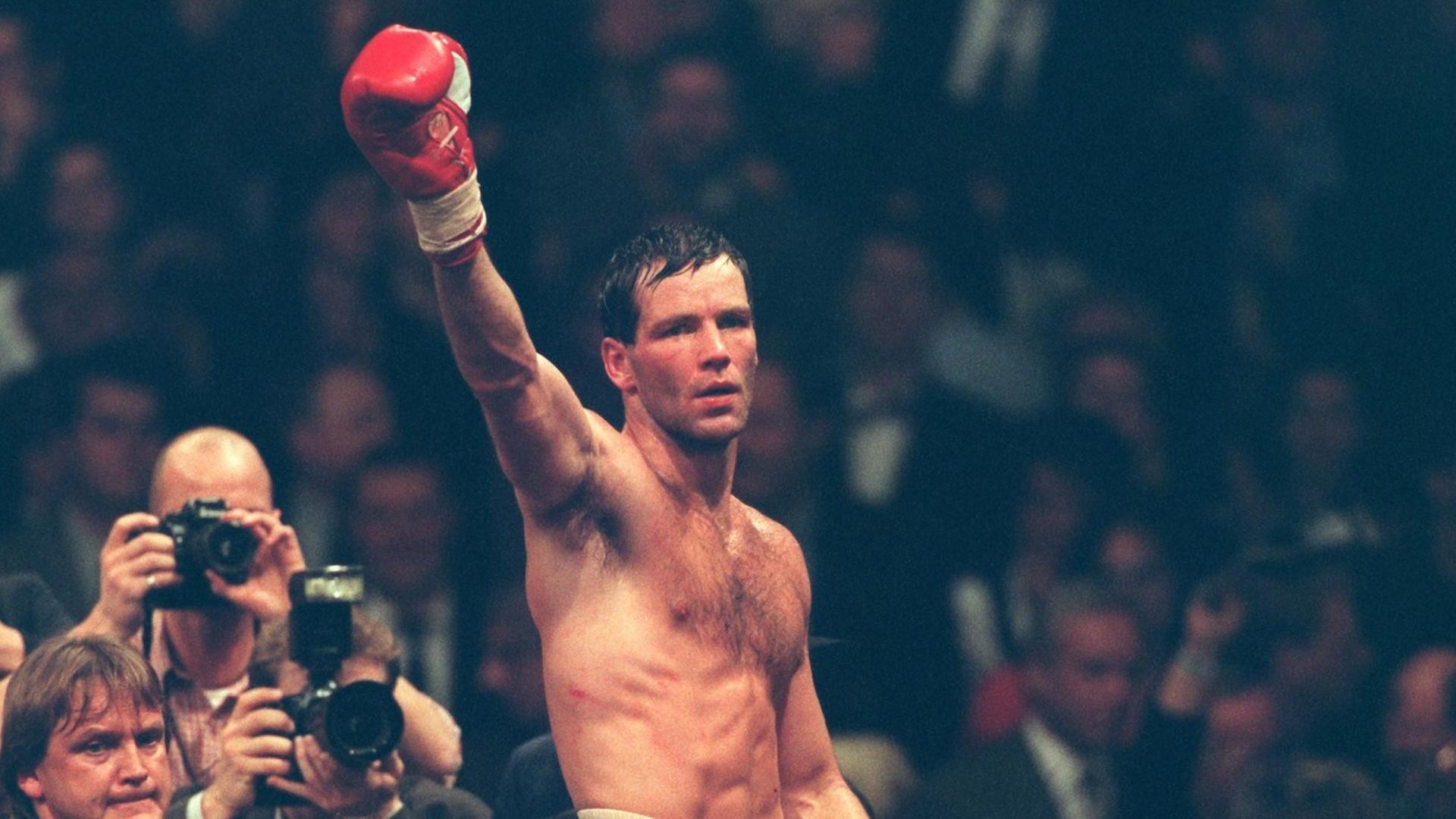 Ein enttäuschter Henry Maske steht nach seiner Niederlage gegen Virgil Hill am 23.11.1996 in der Münchner Olympiahalle auf den Seilen in einer Ringecke und nimmt die Ovationen des Publikums als Trost entgegen. Ein enttäuschter Henry Maske steht nach seiner Niederlage gegen Virgil Hill am 23.11.1996 in der Münchner Olympiahalle auf den Seilen in einer Ringecke und nimmt die Ovationen des Publikums als Trost entgegen.