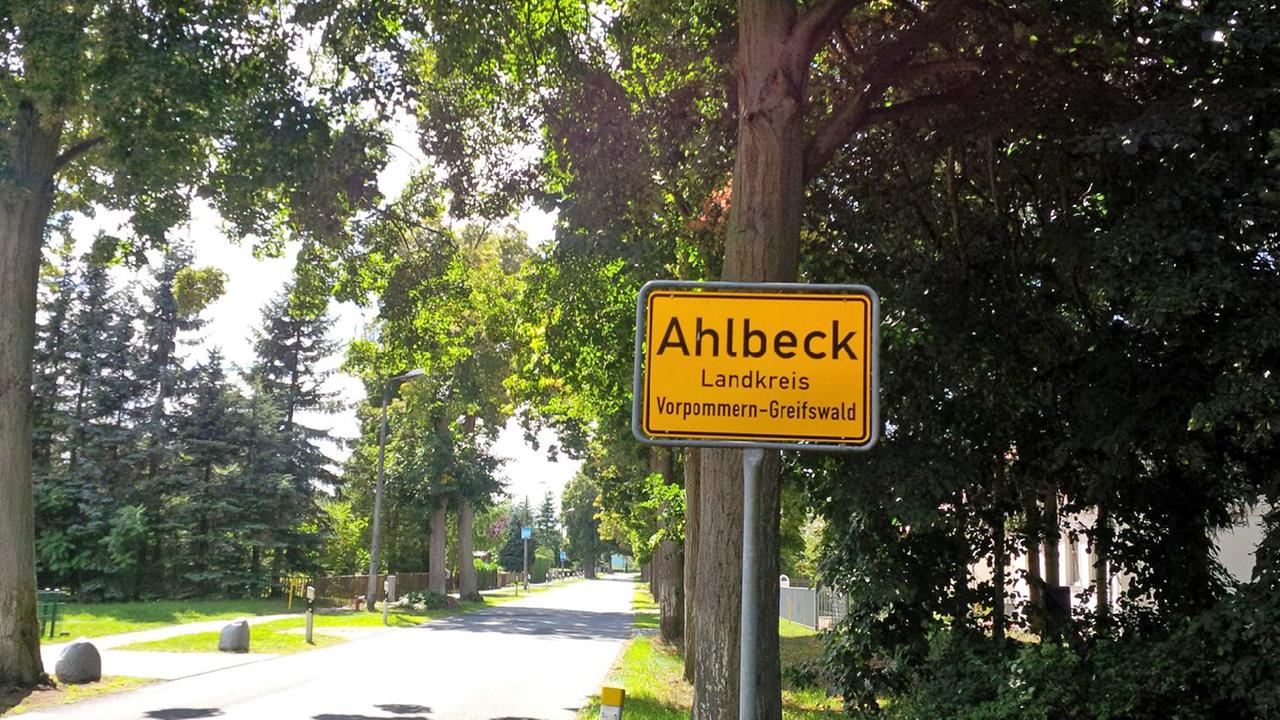 Ortschild von Ahlbeck auf der Ostseeinsel Usedom Ortschild von Ahlbeck auf der Ostseeinsel Usedom