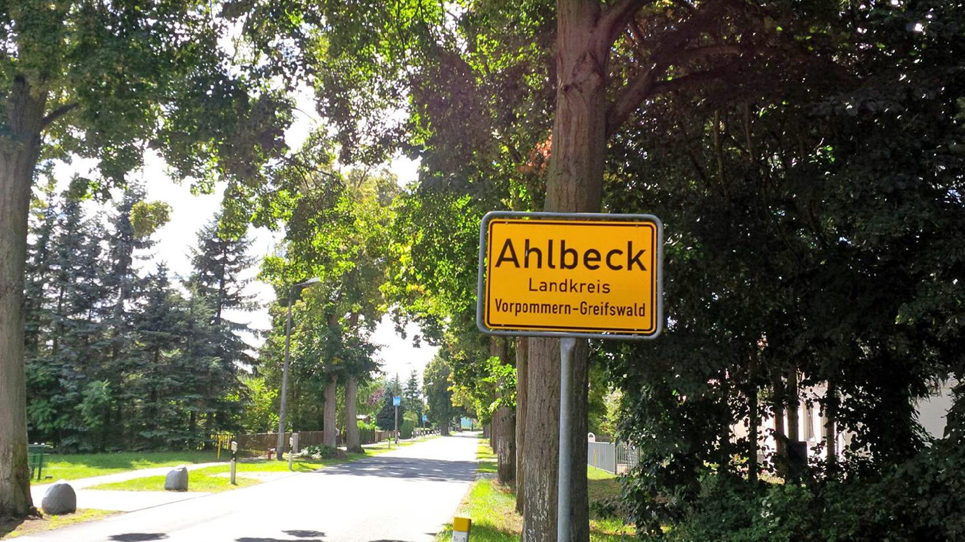 Ortschild von Ahlbeck auf der Ostseeinsel Usedom Ortschild von Ahlbeck auf der Ostseeinsel Usedom