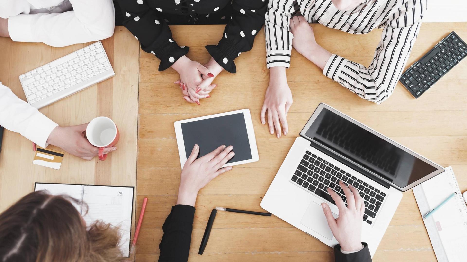 Junge Mitarbeiter im Startup diskutieren am Schreibtisch. Junge Mitarbeiter im Startup diskutieren am Schreibtisch.