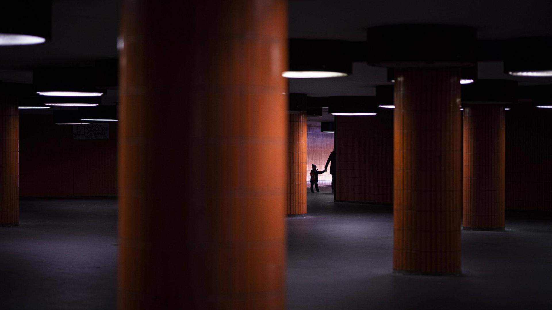 Die Silhouette eines Kindes an der Hand eines Erwachsenen zeichnet sich in einer Unterfuehrung ab in Berlin. (Symbolfoto) Die Silhouette eines Kindes an der Hand eines Erwachsenen zeichnet sich in einer Unterfuehrung ab in Berlin. (Symbolfoto)