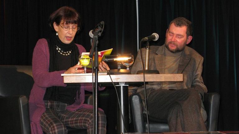 Die Autoren Oleg Jurjew und Olga Martynova sitzen während einer Lesung an einem Tisch. Die Autoren Oleg Jurjew und Olga Martynova sitzen während einer Lesung an einem Tisch.