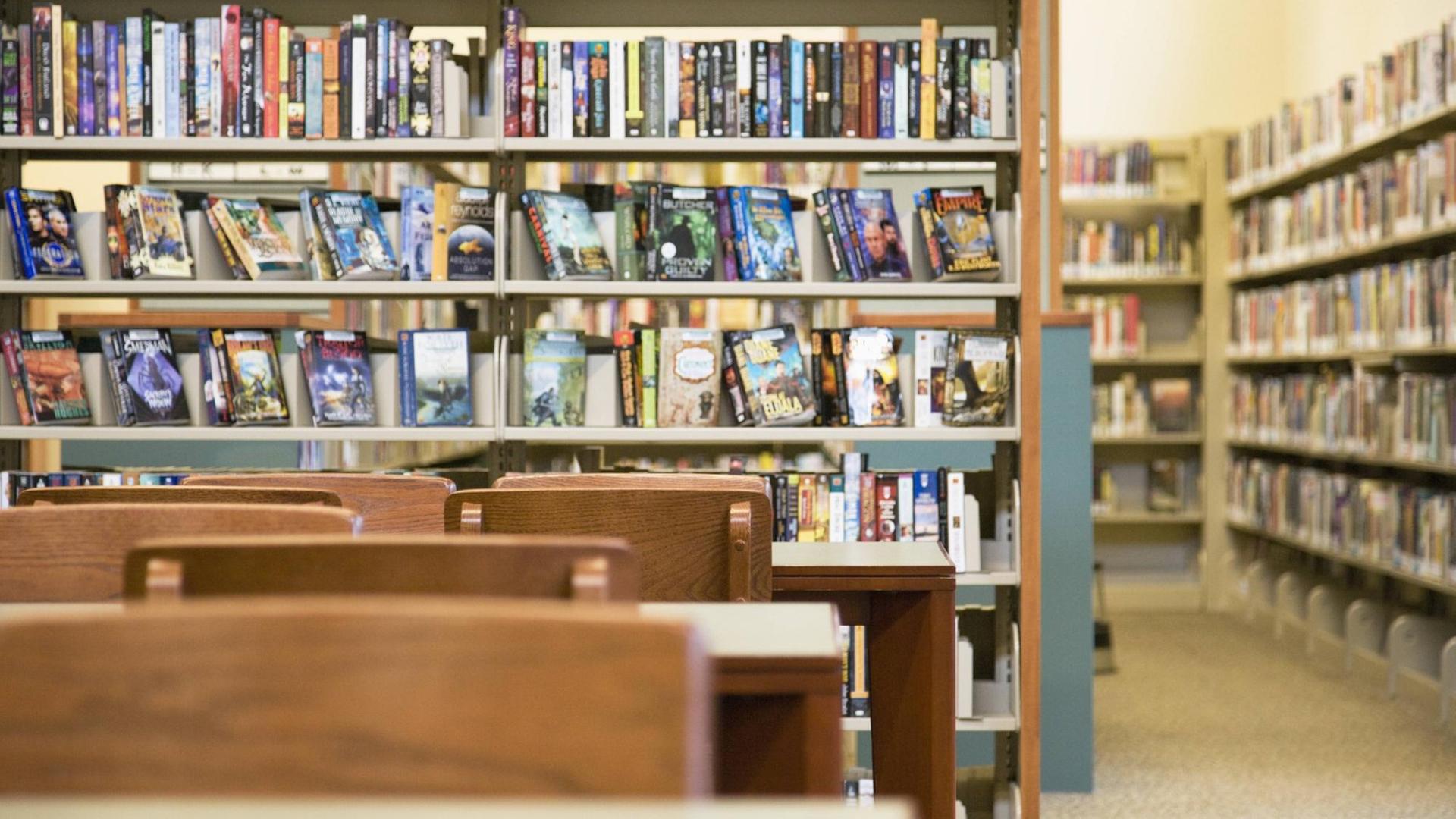 In einer Bibliothek in Washington stehen mehrere Bücherregale und Tische mit Stühlen.
