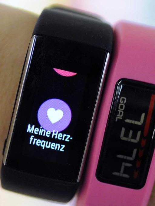 Eine Frau trägt Fitness-Armbänder, die zum Beispiel Herzfrequenz, Kalorienverbrauch oder Schrittzahl messen.
