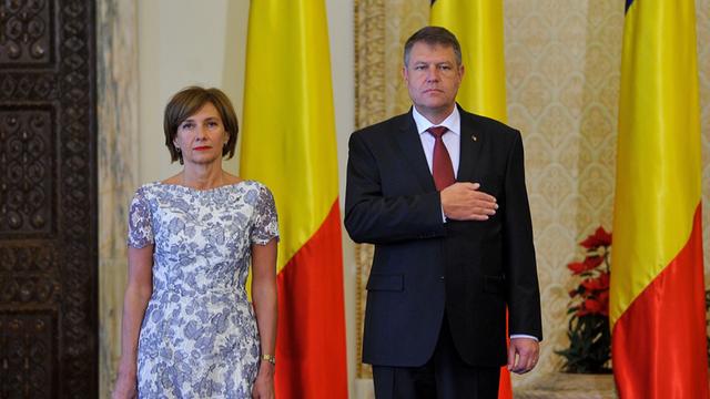 Der neue rumänische Präsident Klaus Johannis steht im Rahmen seiner Vereidigung neben seiner Frau Carmen.