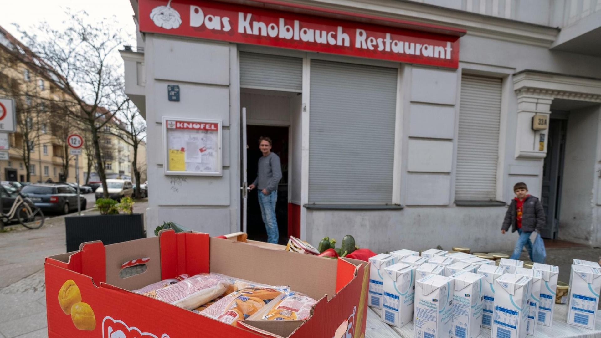 Der Besitzer des Restaurants Knofel in der Wichertstraße in Berlin-Prenzlauer Berg verschenkt wegen der Schließung seine verderblichen Lebensmittel vor seinem Geschäft. Der Besitzer des Restaurants Knofel in der Wichertstraße in Berlin-Prenzlauer Berg verschenkt wegen der Schließung seine verderblichen Lebensmittel vor seinem Geschäft.