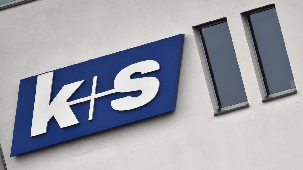 Zu sehen ist das Logo des Salz- und Düngemittelherstellers K+S am Firmensitz in Kassel.