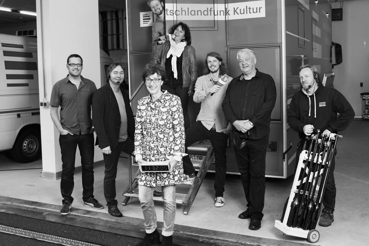 Das "Hörprobe"-Team steht vor dem Ü-Wagen von Deutschlandfunk Kultur