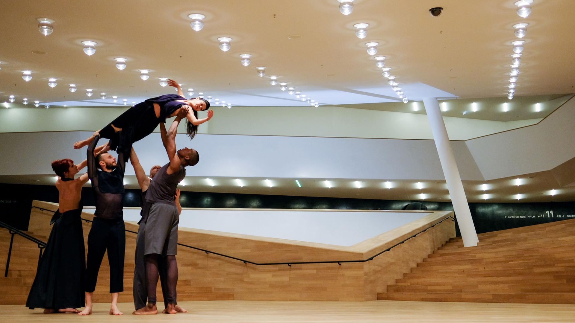 Tänzer von Sasha Waltz proben in der Elbphilharmonie in Hamburg.