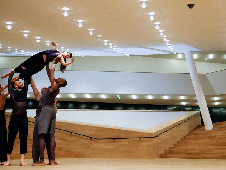 Tänzer von Sasha Waltz proben in der Elbphilharmonie in Hamburg.