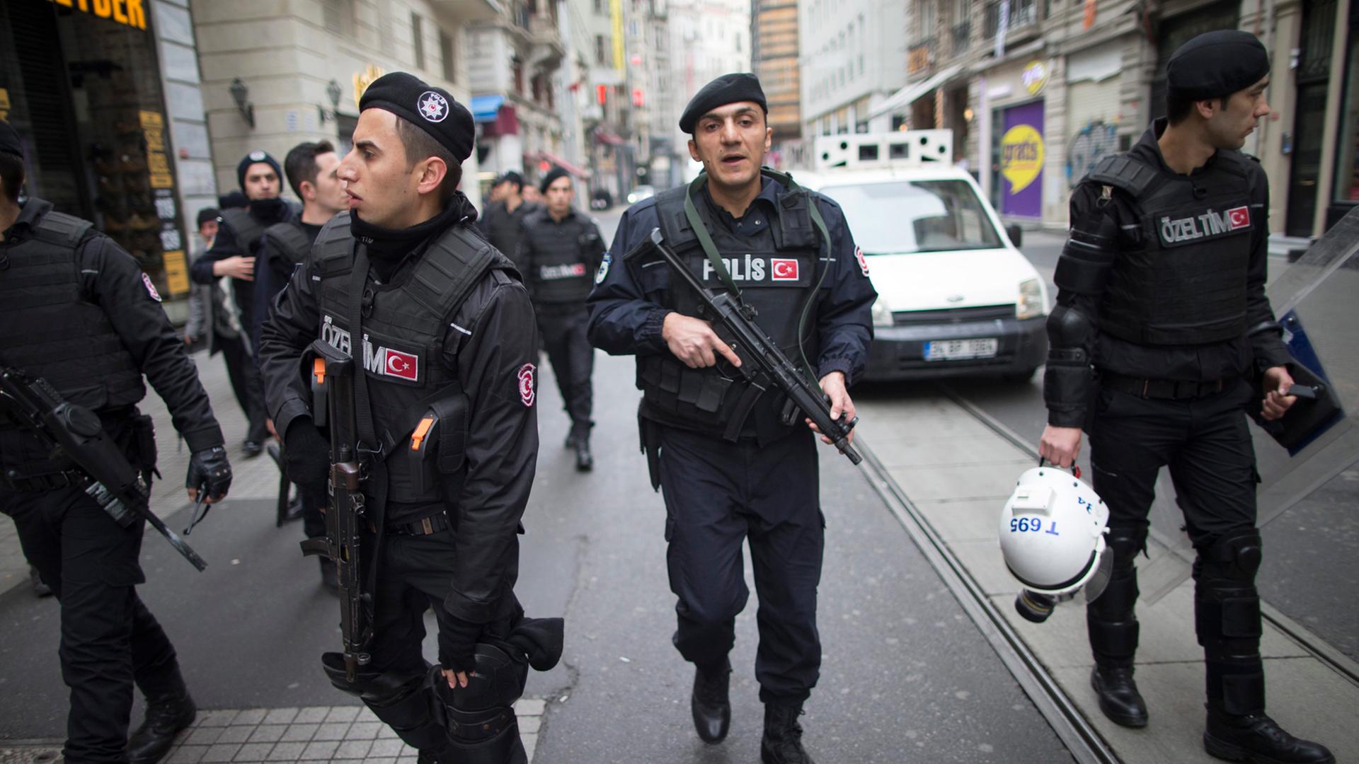 Nach dem Selbstmord-Anschlag in Istanbul: Polizisten durchkämmen Straßen in der Nähe des Anschlagsortes. Nach dem Selbstmord-Anschlag in Istanbul: Polizisten durchkämmen Straßen in der Nähe des Anschlagsortes.