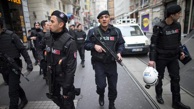Nach dem Selbstmord-Anschlag in Istanbul: Polizisten durchkämmen Straßen in der Nähe des Anschlagsortes.
