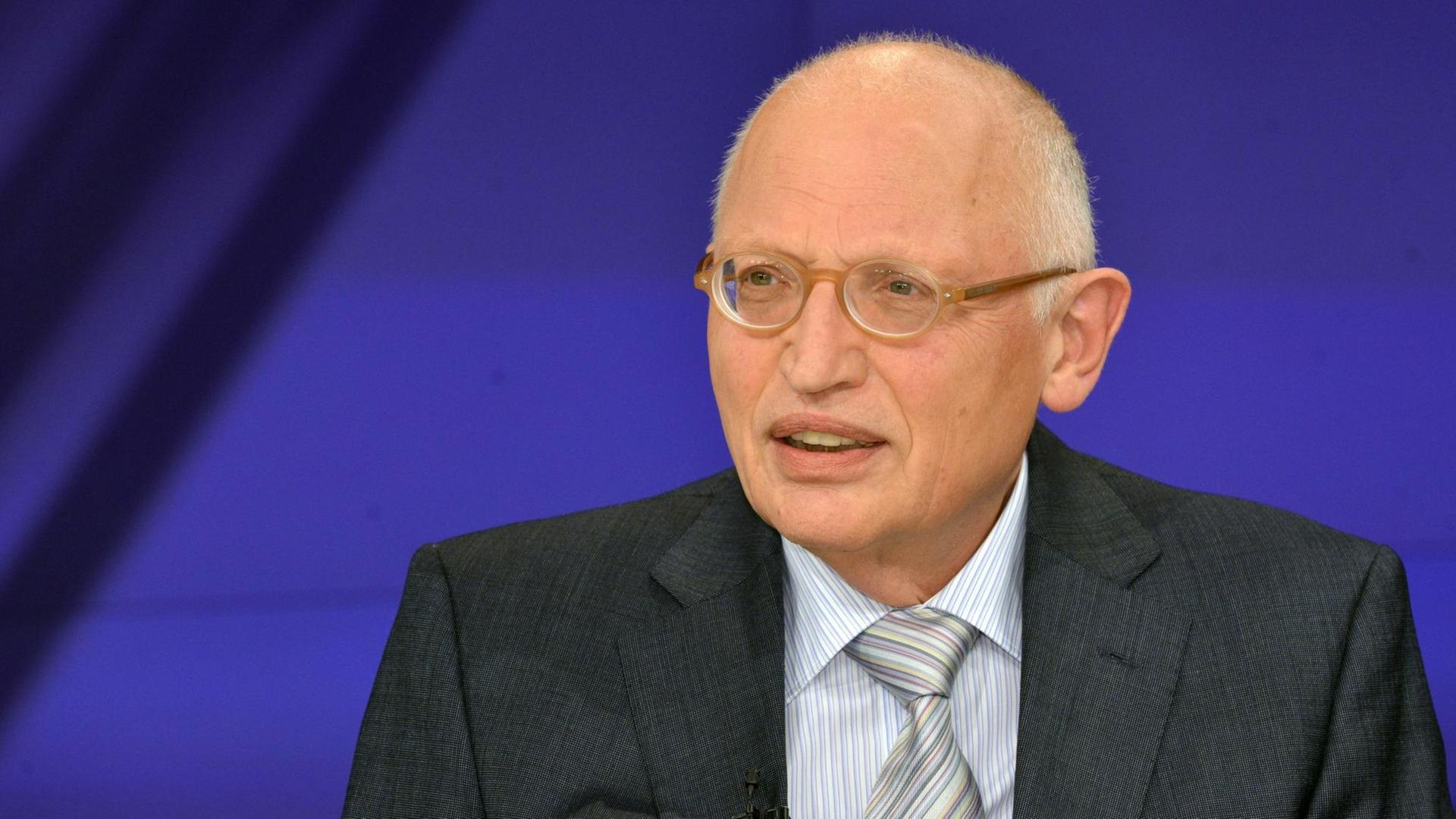 Günter Verheugen, ehemaliger Vizepräsident der EU-Kommission (SPD), während der ZDF-Talksendung "Maybrit Illner". Günter Verheugen, ehemaliger Vizepräsident der EU-Kommission (SPD), während der ZDF-Talksendung "Maybrit Illner".
