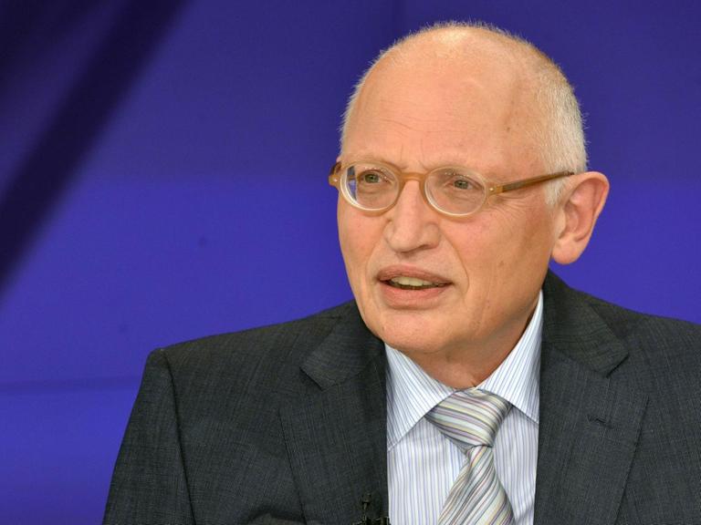 Günter Verheugen, ehemaliger Vizepräsident der EU-Kommission (SPD), während der ZDF-Talksendung "Maybrit Illner".