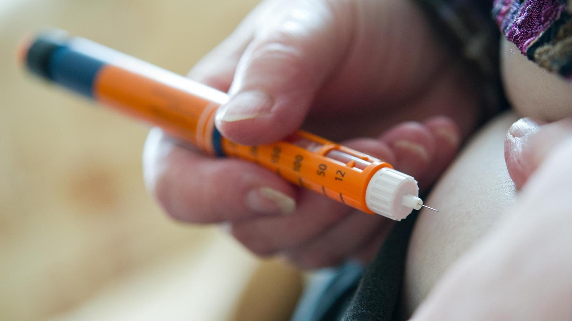 Eine ältere Frau, die unter Diabetes Typ 2 leidet, spritzt sich Insulin in den Bauch Eine ältere Frau, die unter Diabetes Typ 2 leidet, spritzt sich Insulin in den Bauch