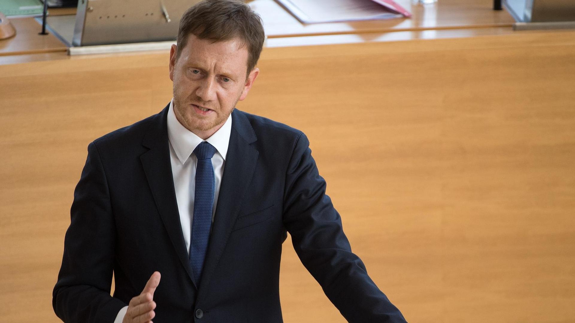 Michael Kretschmer (CDU), Ministerpräsident von Sachsen, gibt während der Sitzung des Sächsischen Landtags die Regierungserklärung zum Thema «Für eine demokratische Gesellschaft und einen starken Staat». Michael Kretschmer (CDU), Ministerpräsident von Sachsen, gibt während der Sitzung des Sächsischen Landtags die Regierungserklärung zum Thema «Für eine demokratische Gesellschaft und einen starken Staat».