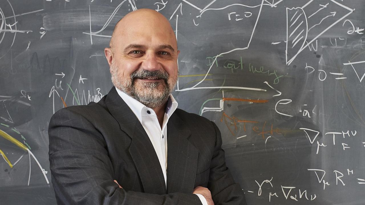 Professor Luciano Rezzolla von der Goethe-Universität Frankfurt steht vor einer mit physikalischen Formeln beschriebenen Schiefertafel Professor Luciano Rezzolla von der Goethe-Universität Frankfurt steht vor einer mit physikalischen Formeln beschriebenen Schiefertafel