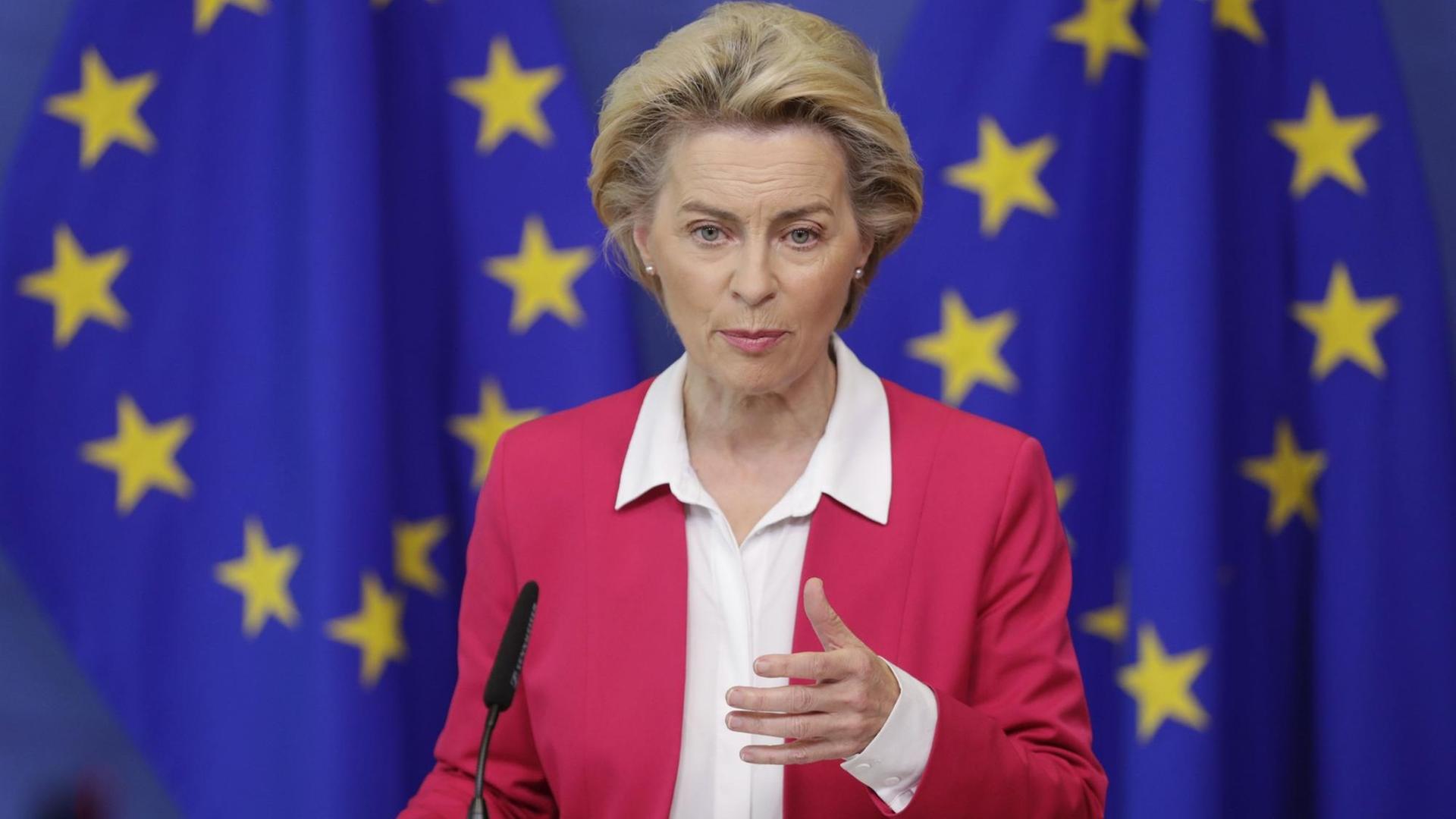 Brüssel: Ursula von der Leyen (CDU), Präsidentin der Europäischen Kommission, gibt am Sitz der Europäischen Kommission in Brüssel eine Presseerklärung ab. Brüssel: Ursula von der Leyen (CDU), Präsidentin der Europäischen Kommission, gibt am Sitz der Europäischen Kommission in Brüssel eine Presseerklärung ab.