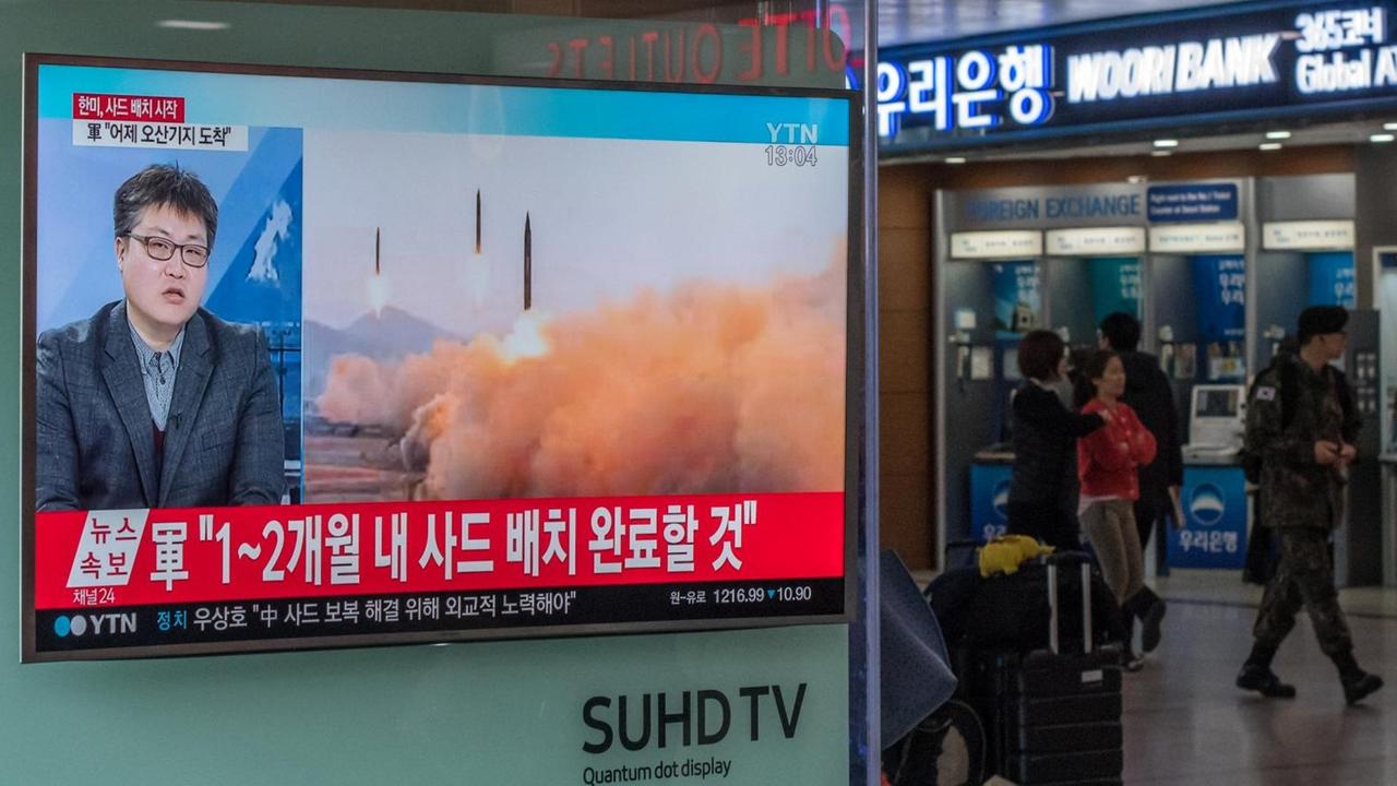 Ein Fernseher in einem Einkaufszentrum von Seoul (Südkorea) zeigt Nachrichten über einen Raketenstart in Nordkorea. 