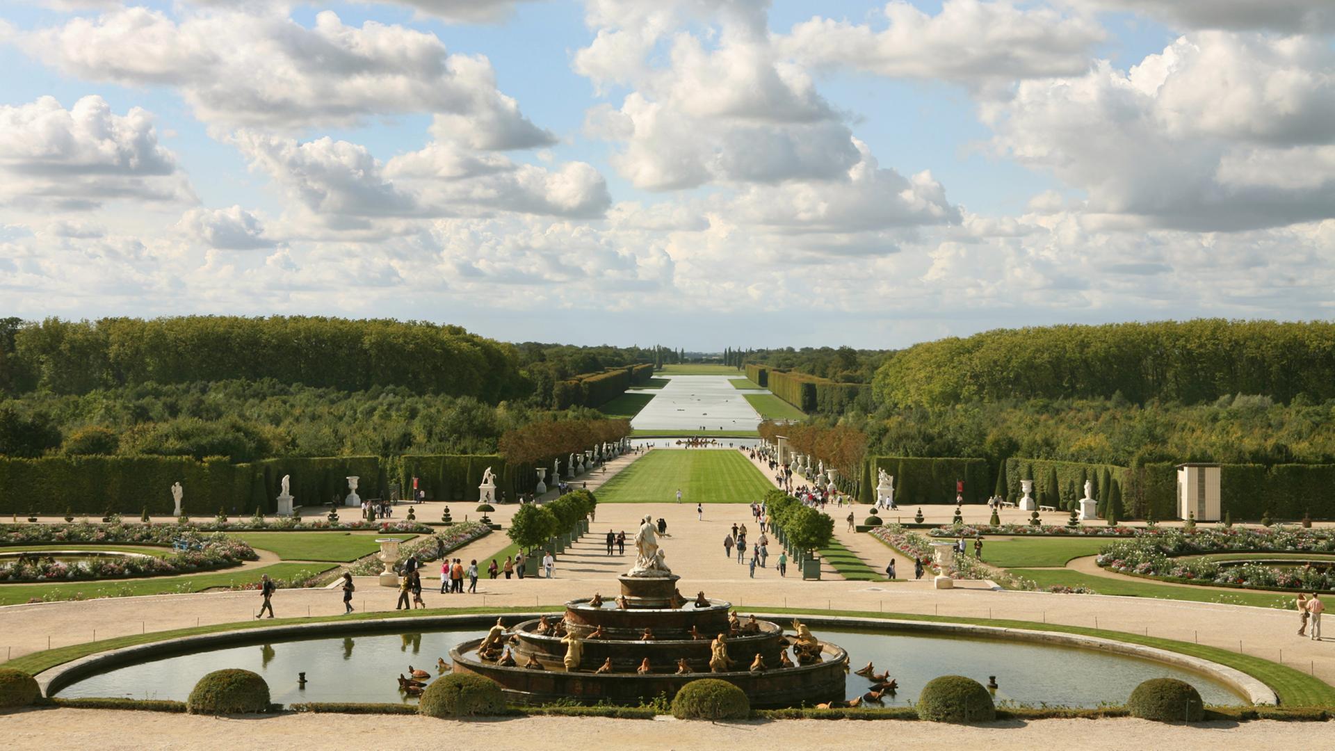 Besucher laufen durch die Gärten der Schlossanlage von Versailles am Stadtrand von Paris, aufgenommen am 12.09.2008. Besucher laufen durch die Gärten der Schlossanlage von Versailles am Stadtrand von Paris, aufgenommen am 12.09.2008.