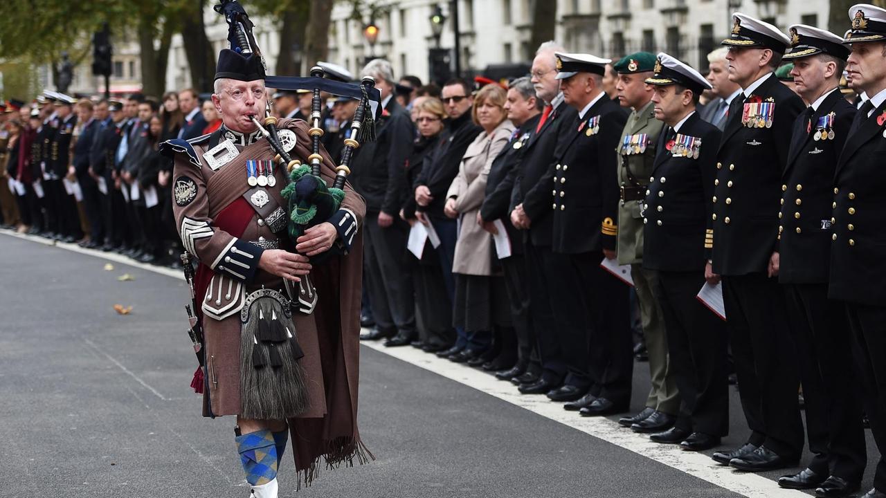 Ein schottischer Dudelsackspieler spielt am 11. November 2015 zum Tag des Waffenstillstands in London (Großbritannien)
