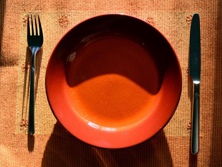 Ein leerer Teller steht auf einem Tisch
