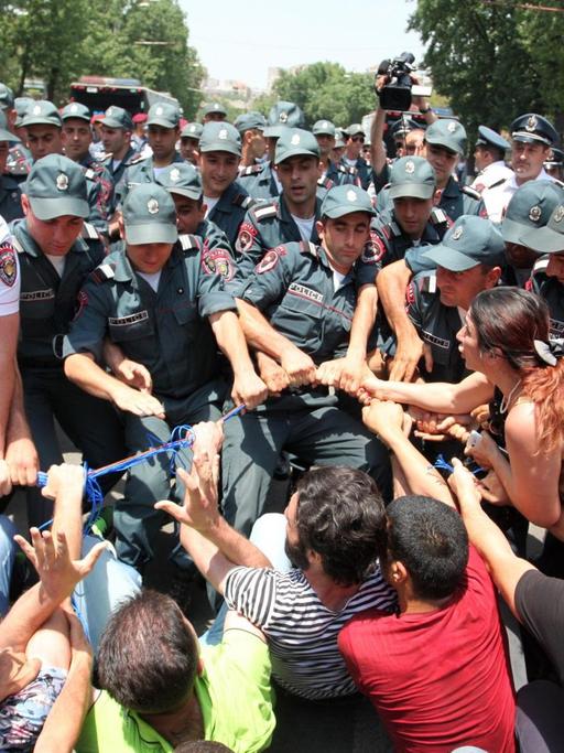 "Die Polizei versucht, eine Demonstration gegen eine Strompreiserhöhung zu zerschlagen" 