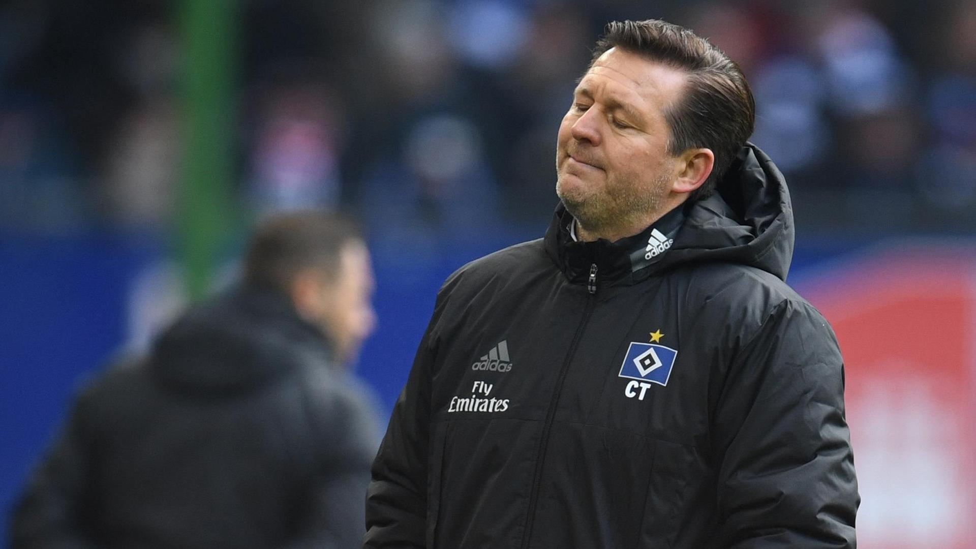 Hamburgs neuer Trainer Christian Titz schaut resigniert während seines ersten Spiels gegen Berlin Hamburgs neuer Trainer Christian Titz schaut resigniert während seines ersten Spiels gegen Berlin