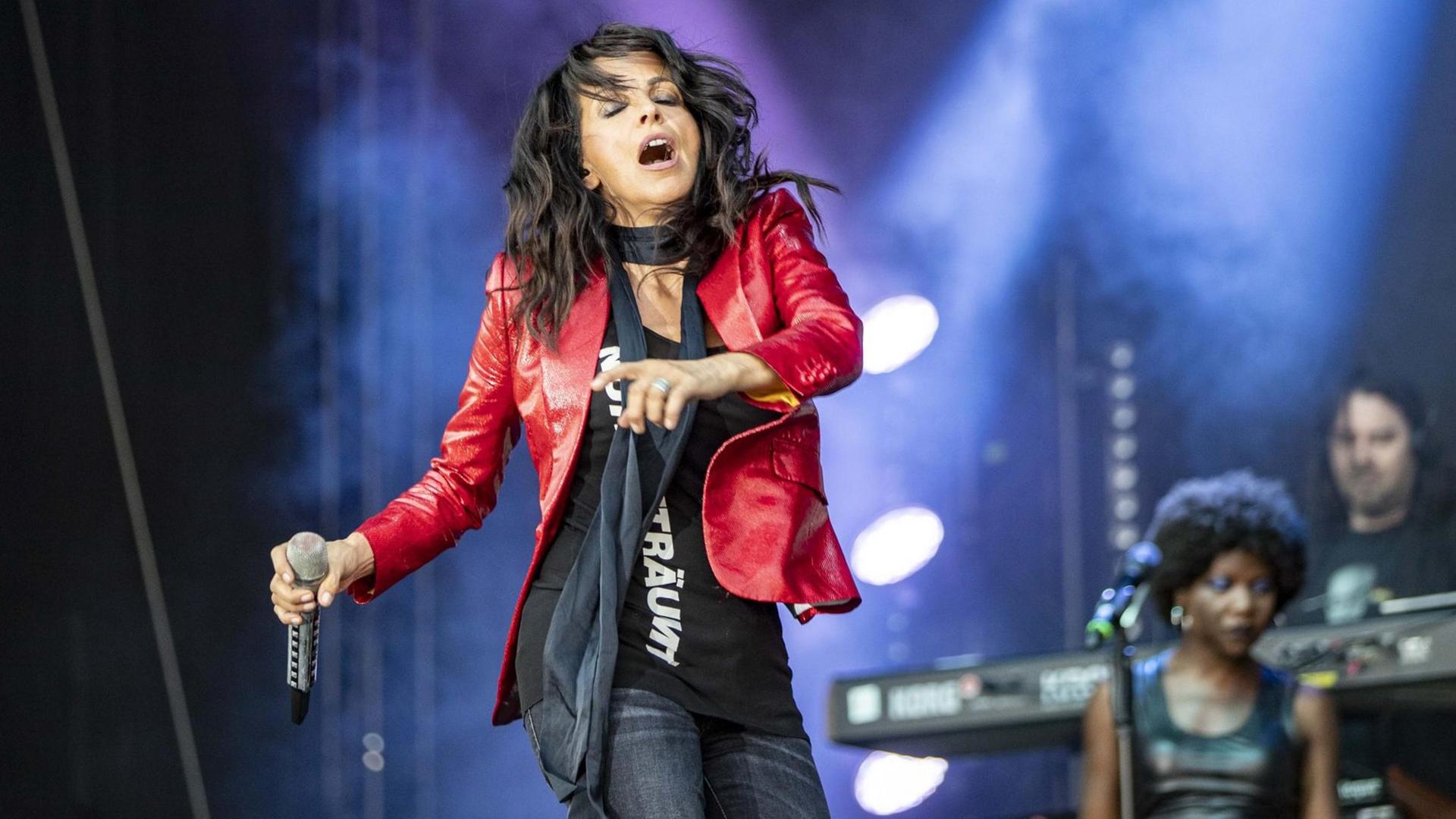 Die Popsängerin Nena tanzt bei einem Live-Auftritt im Steigerwaldstadion in Erfurt. Die Popsängerin Nena tanzt bei einem Live-Auftritt im Steigerwaldstadion in Erfurt.