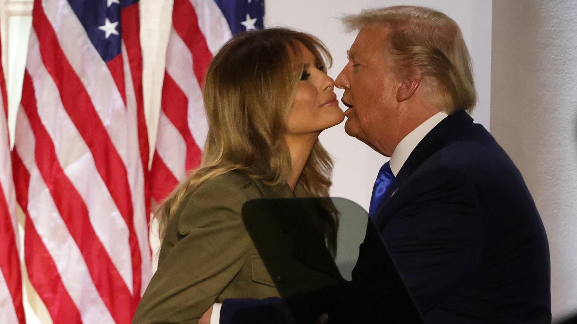 US-Präsident Donald Trump küsst First Lady Melania Trump nach ihrer Ansprache an den Republikanischen Nationalkonvent aus dem Rosengarten im Weißen Haus am 25. August 2020 in Washington, DC. US-Präsident Donald Trump küsst First Lady Melania Trump nach ihrer Ansprache an den Republikanischen Nationalkonvent aus dem Rosengarten im Weißen Haus am 25. August 2020 in Washington, DC.