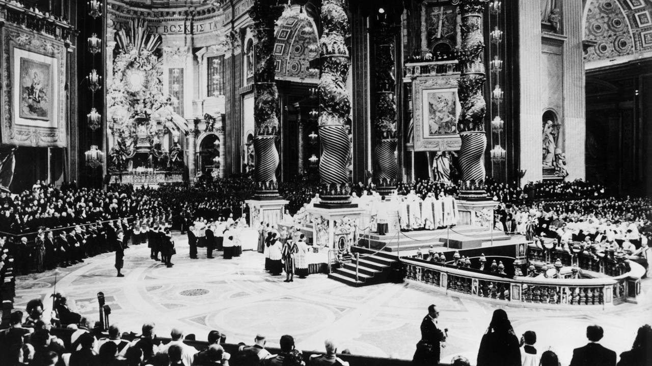 Die feierliche Abschlusssitzung der dritten Arbeitsperiode des Zweiten Vatikanischen Konzils am 21.11.1964 im Petersdom. Das Konzil, welches zur Öffnung und Erneuerung der Kirche beitragen sollte, endete im Dezember 1965.