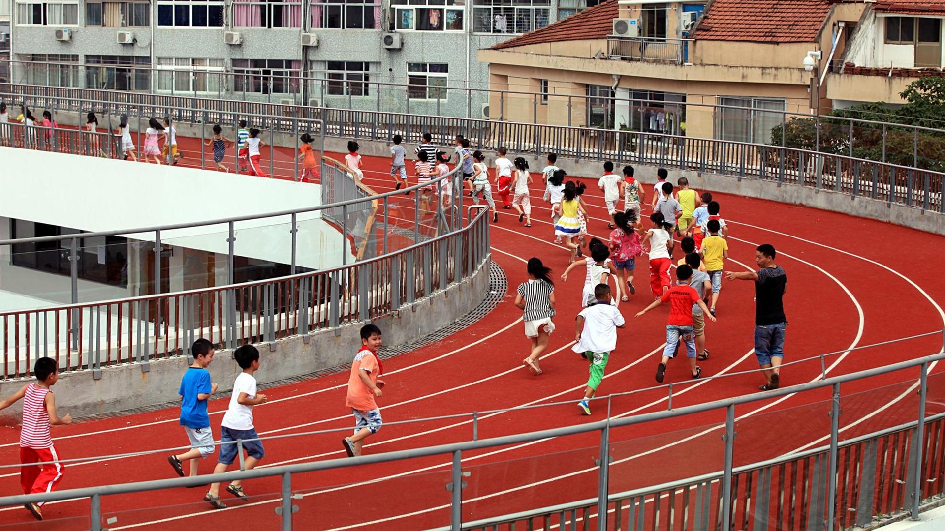 Schüler beim Sportunterricht auf dem Dach - in der chinesischen Stadt Taizhou. Schüler beim Sportunterricht auf dem Dach - in der chinesischen Stadt Taizhou.