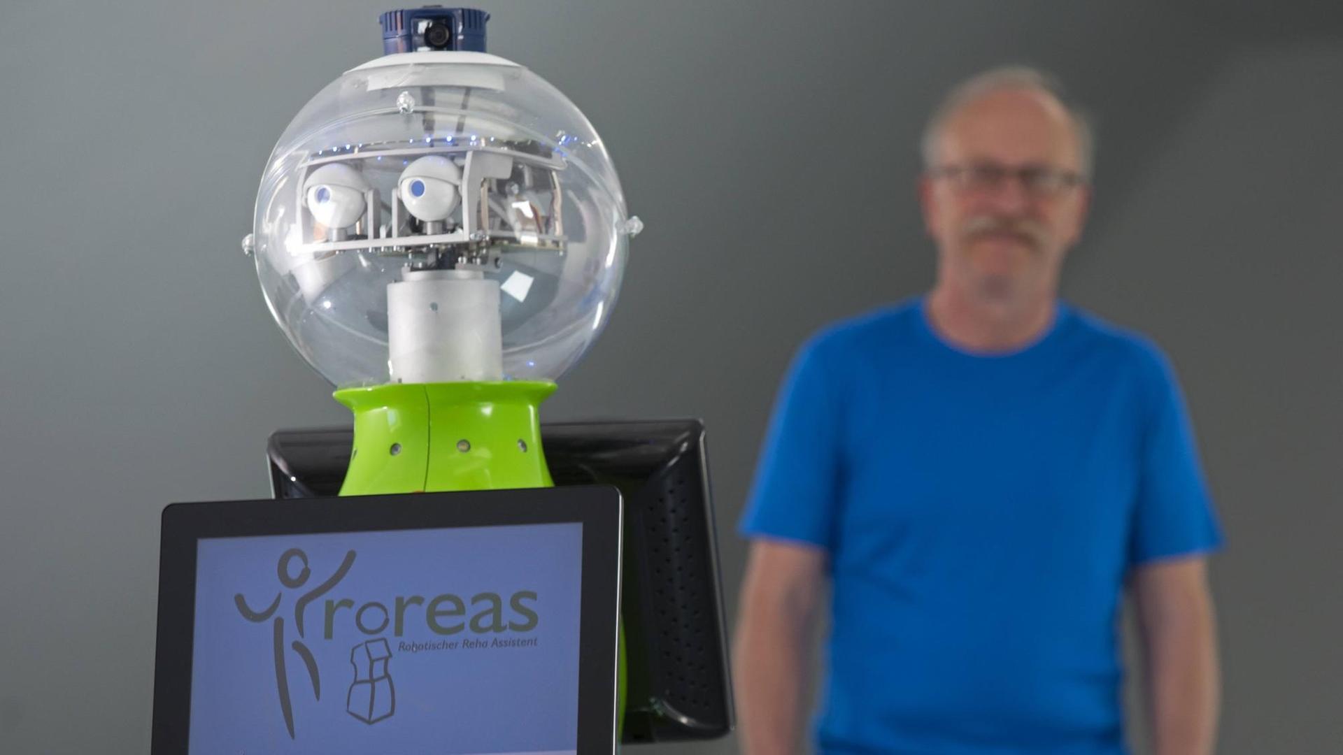 Klaus Debes, wissenschaftlicher Mitarbeiter an der TU Erfurt, präsentiert den sprechenden Reha-Roboter Roreas, der Schlaganfall-Patienten helfen soll, wieder auf auf die Beine zu kommen.