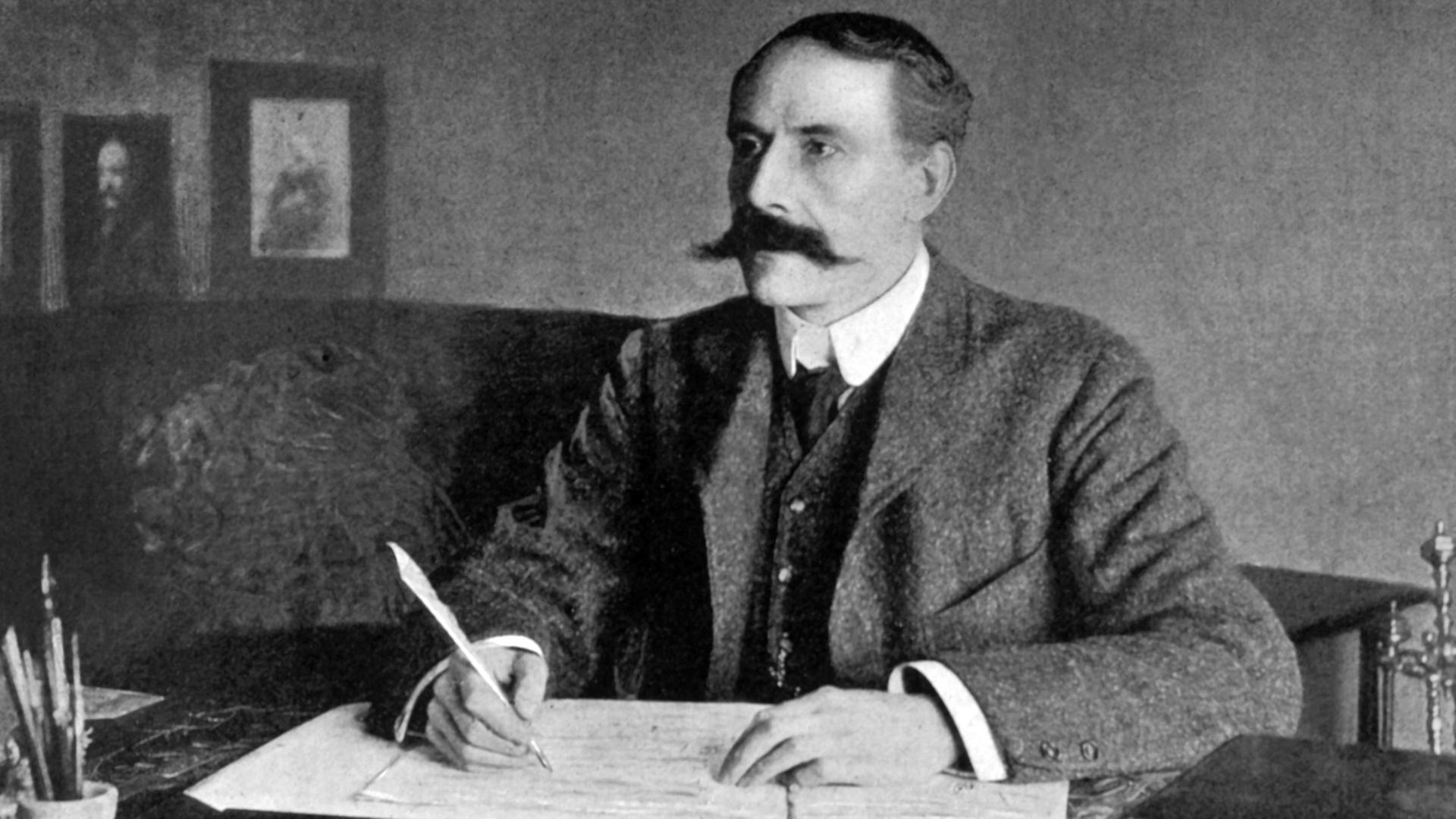 Der englische Komponist Edward Elgar an seinem Schreibtisch in Malvern Wells. Der englische Komponist Edward Elgar an seinem Schreibtisch in Malvern Wells.