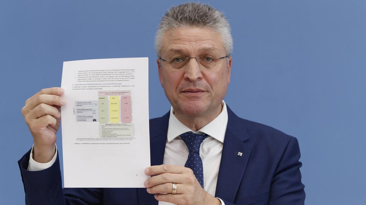 Prof. Dr. Lothar H. Wieler, Präsident des Robert Koch-Instituts, und der Leiter der Forschungsgruppe für Infektionsimmunologie und Impfstoff-Forschung der Berliner Charité fordern zu Corona-Impfauffrischung auf Prof. Dr. Lothar H. Wieler, Präsident des Robert Koch-Instituts, und der Leiter der Forschungsgruppe für Infektionsimmunologie und Impfstoff-Forschung der Berliner Charité fordern zu Corona-Impfauffrischung auf