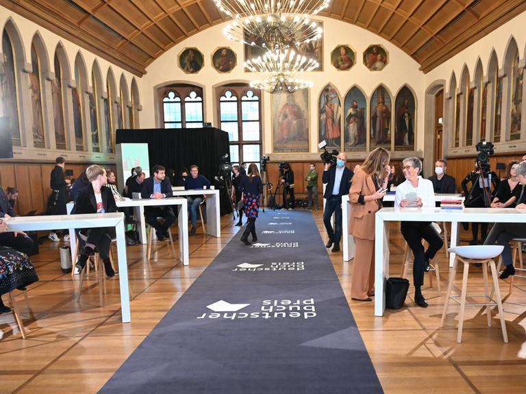 Der Kaisersaal des Frankfurter Römers während der Verleihung des Deutschen Buchpreises 2020: Nur wenige Gäste sitzen an großen weißen Tischen.